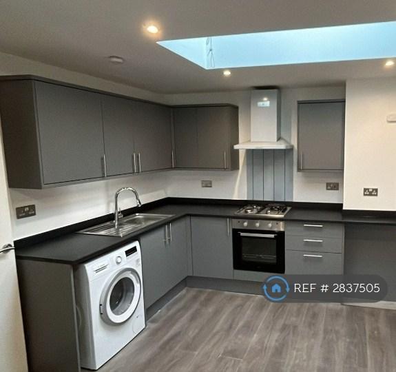 2 bedroom flat in Greyhound Lane, London, SW16 (2 bed) (#2837505)
