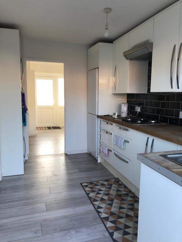 Room to Let in A nice Clean House - SS14 1QA, Basildon.
