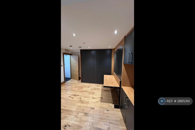 Studio flat in Kilburn High Road, London, NW6 (#2885314)