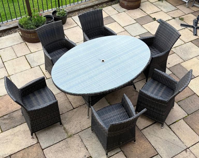 Rattan table & 6 chairs