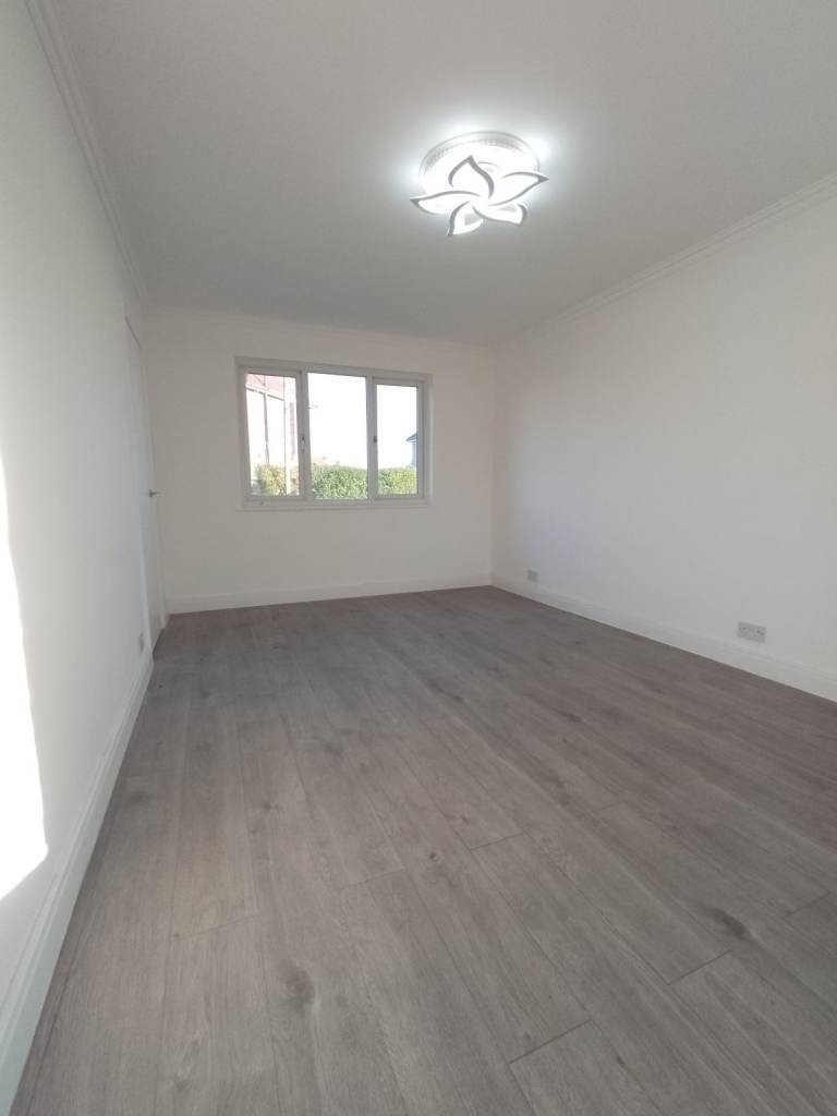 3 Bedroom House, Barnet Area, (NW4 3TU)