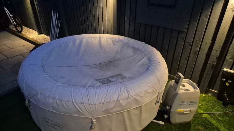 Lay-Z-Spa Inflatable Hot Tub with Cover – Good Condition