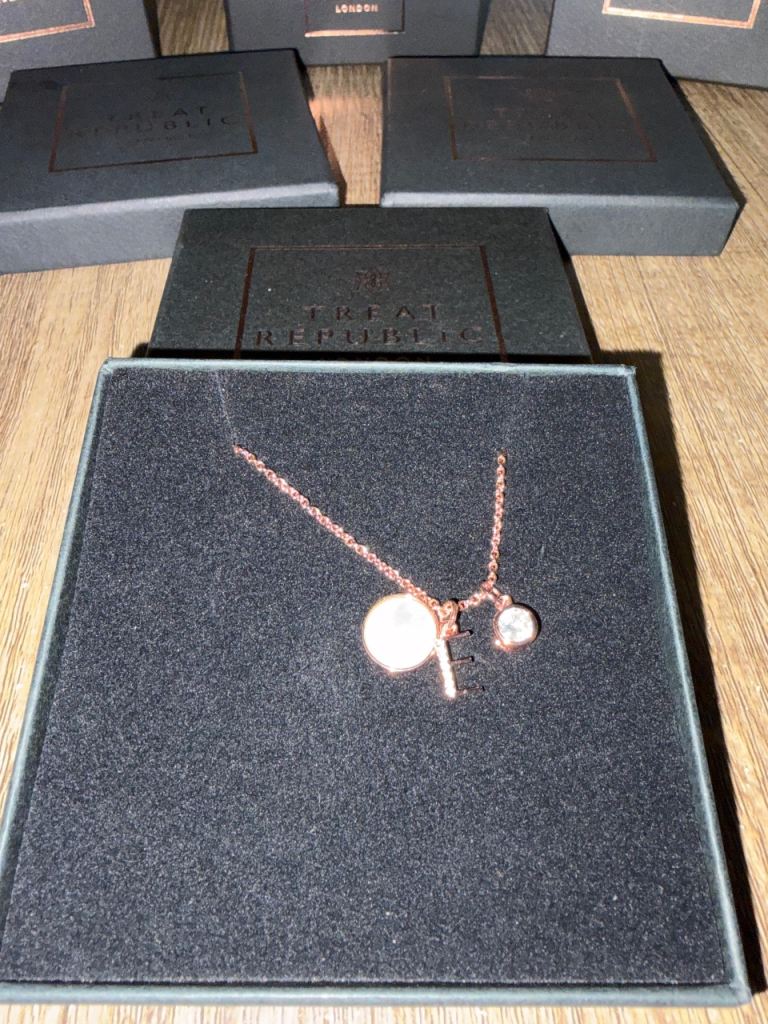 Treat republic E necklace 