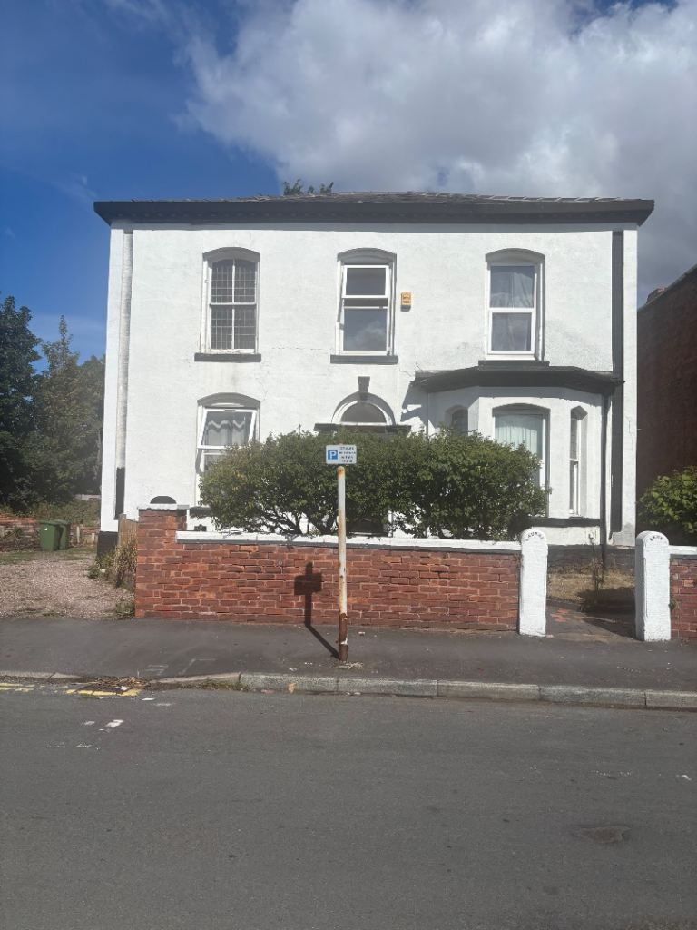 Southport, studio flat available on Ashley Road 