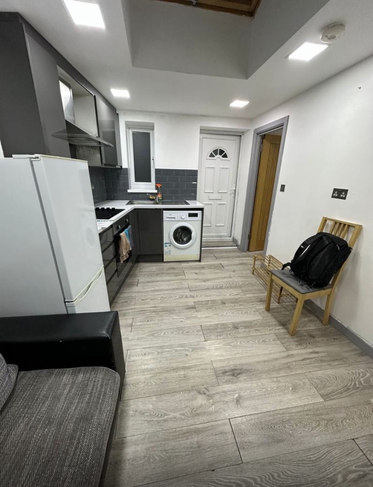 2 Bed ground floor flat with garden access
