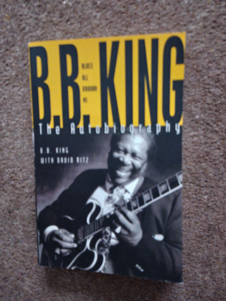 B.B.KING - AUTOBIO.- 'BLUES ALL AROUND ME' Paperback, pristine cond.
