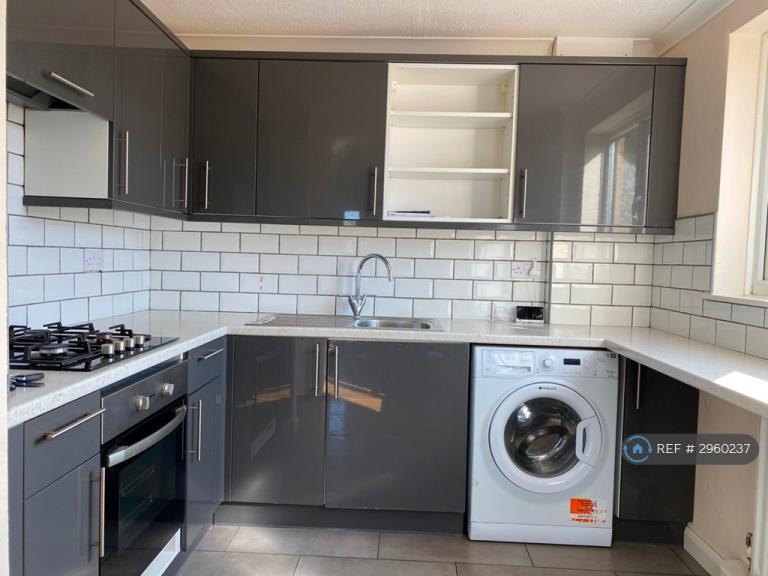 2 bedroom flat in The High Street, Two Mile Ash, Milton Keynes, MK8 (2 bed) (#2960237)