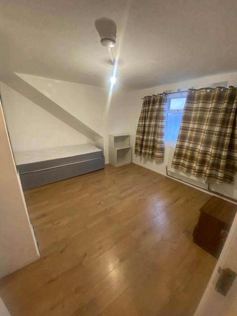 Beautiful double room in Stanwell, near Heathrow 