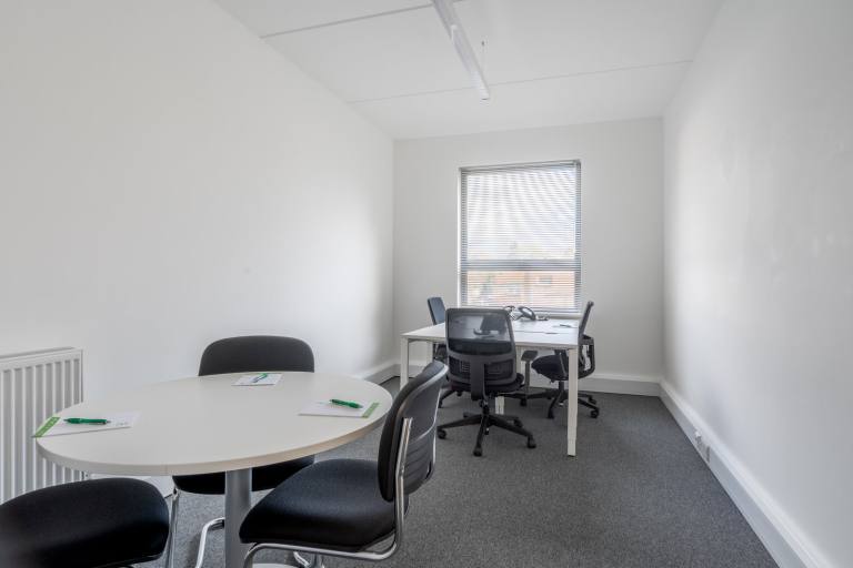 Havant - PO9 1HS \ Office Space Designed for 3 Workstations