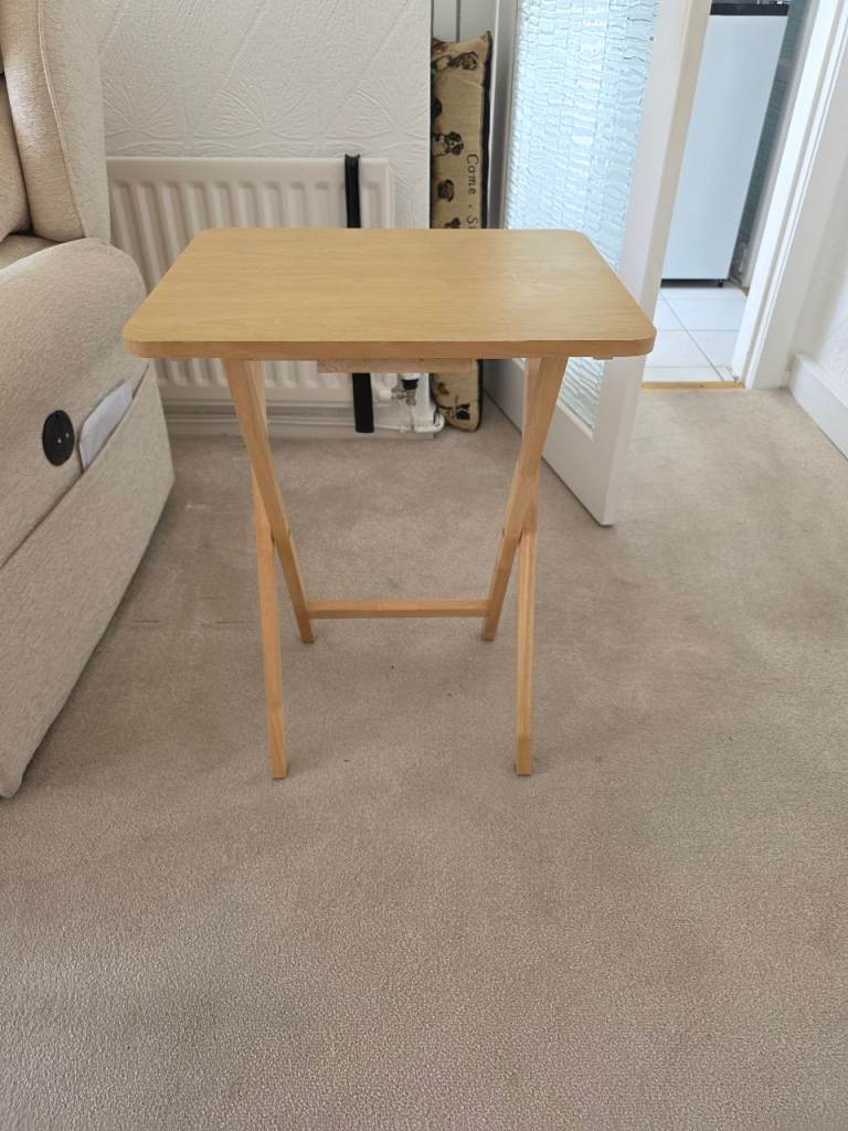 Folding table 