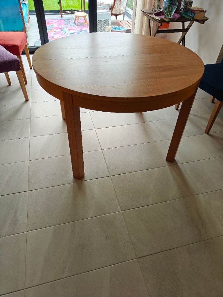 Expandable round wood Dining table