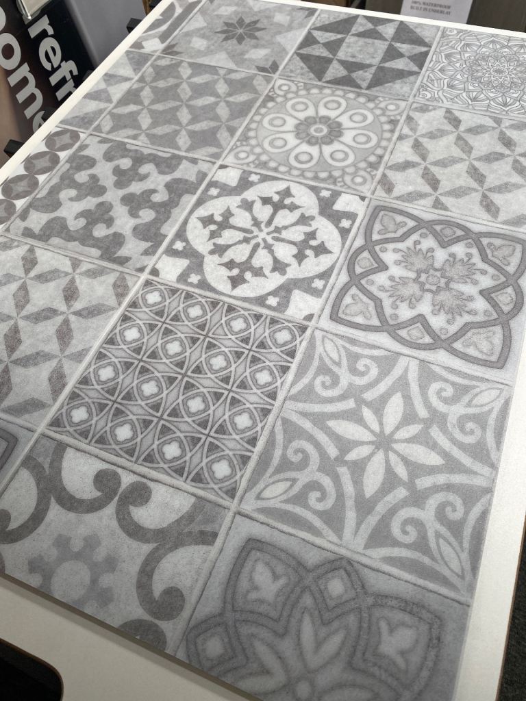 Patterned lvt vinyl click flooring tiles