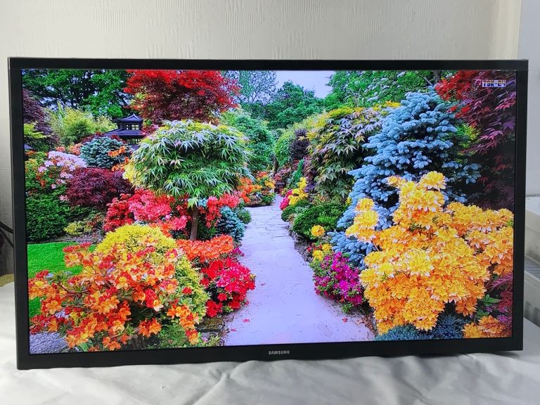 Samsung 32 Inch Smart full HD HDR LED TV WIFI- FREEVIEW- excellent condition Like new