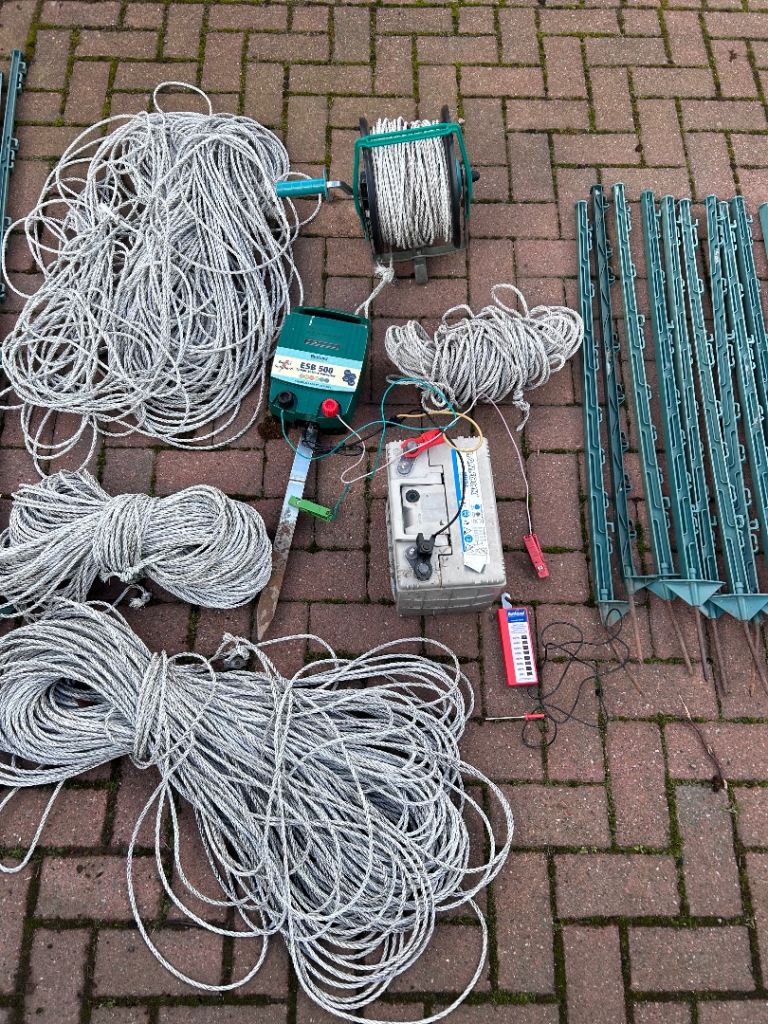 Electric Fence Bundle inc Rutland Energiser/battery/posts/rope