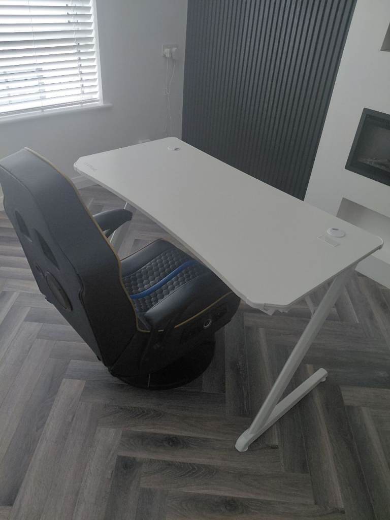 XROCKER Gaming Chair and gaming table