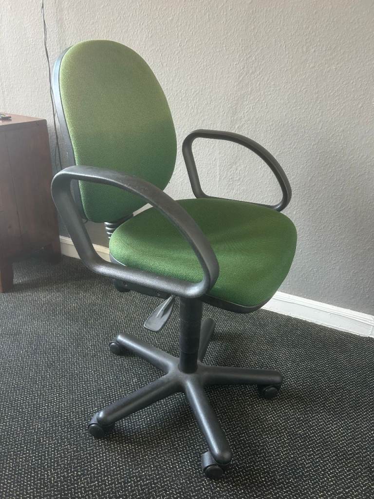 Green Office Chair with Wheels – Good Condition