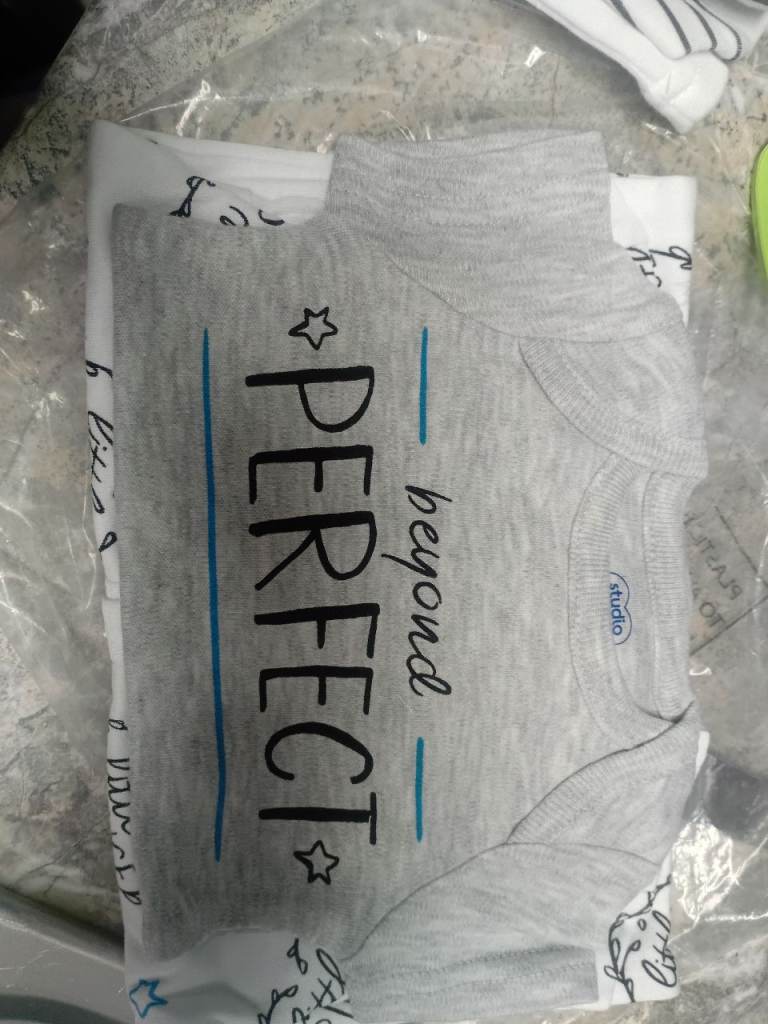 7 PIECE BABY CLOTHES SET. 0-3 MONTHS.