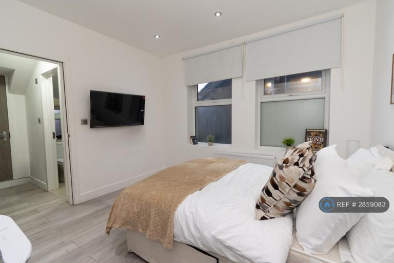 Studio flat in Mitcham Road, London, SW17 (#2859083)