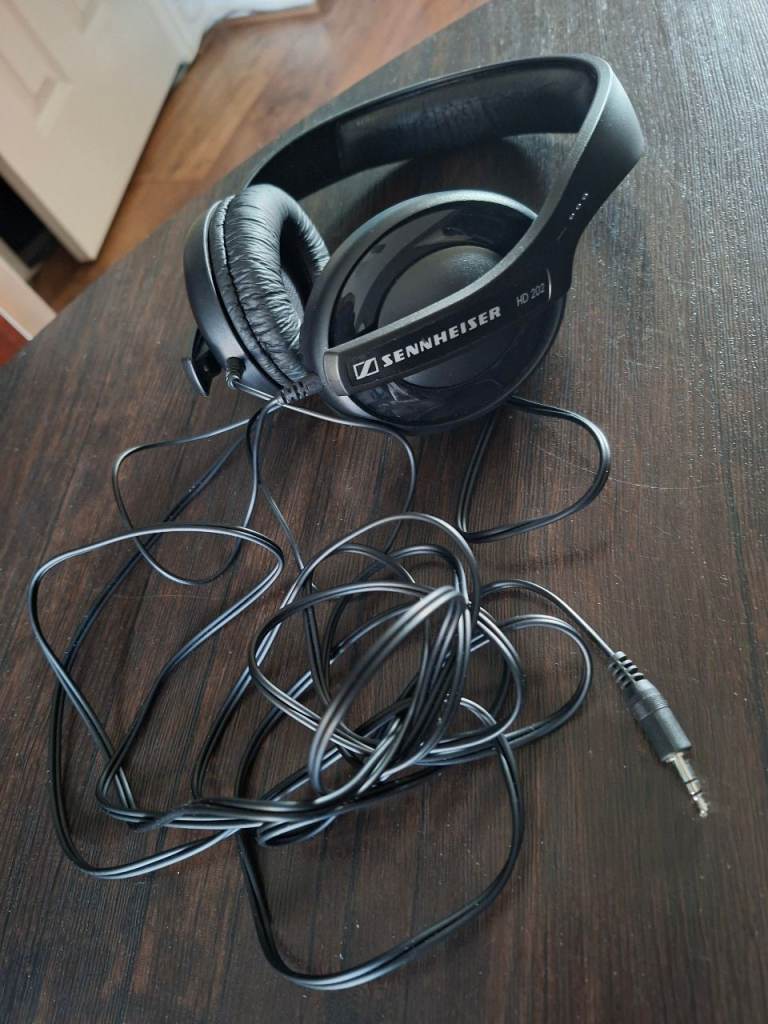 SENNHEISER HD202 NOISE CANCELLING/ ISOLATION HEADPHONES 