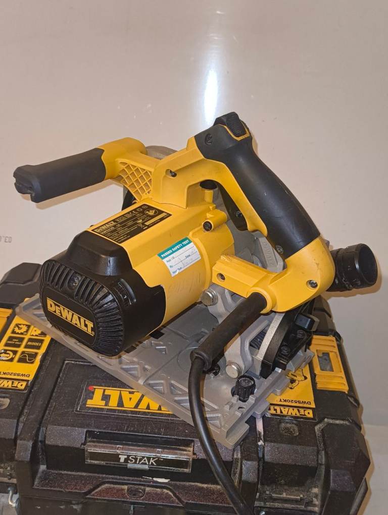 DeWalt DWS520KT 165MM plunge tool 1300 w. 110V with carry case. No guide rail