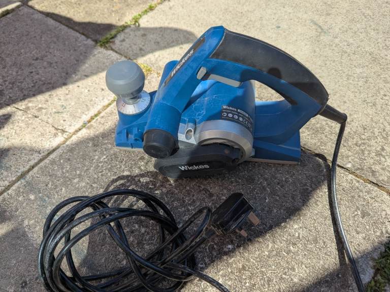 WICKES 900W 240V ELECTRIC WOOD PLANER WOOD PLANE IN GOOD WORKING ORDER + CAN BE SEEN WORKING.