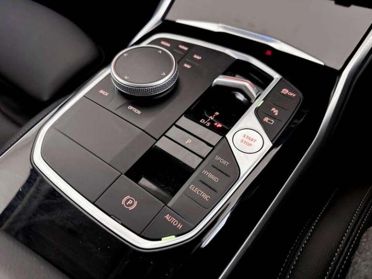 2022 BMW 3 Series 2.0 330e 12kWh Sport Touring 5dr Petrol Plug-in Hybrid Auto Euro 6 (s/s) (2 Est...