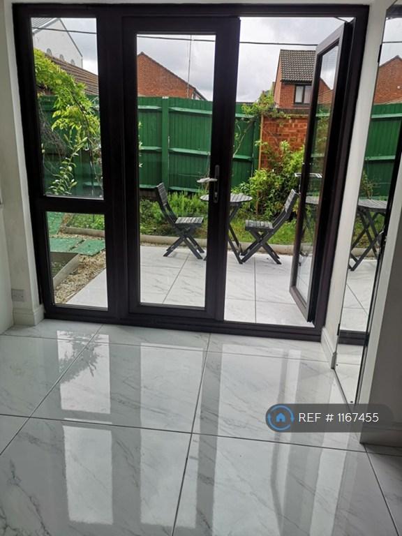 1 bedroom house in Tiller Road, London, E14 (1 bed) (#1167455)