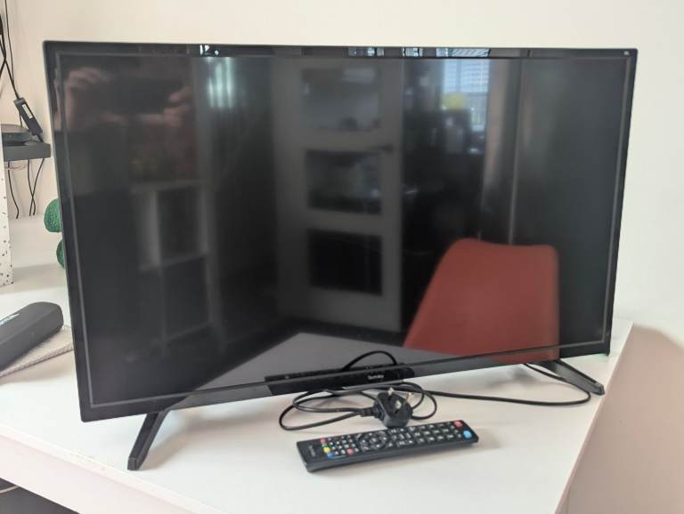 Tecnika 32 inch LED Full HD TV with Remote – Good Condition