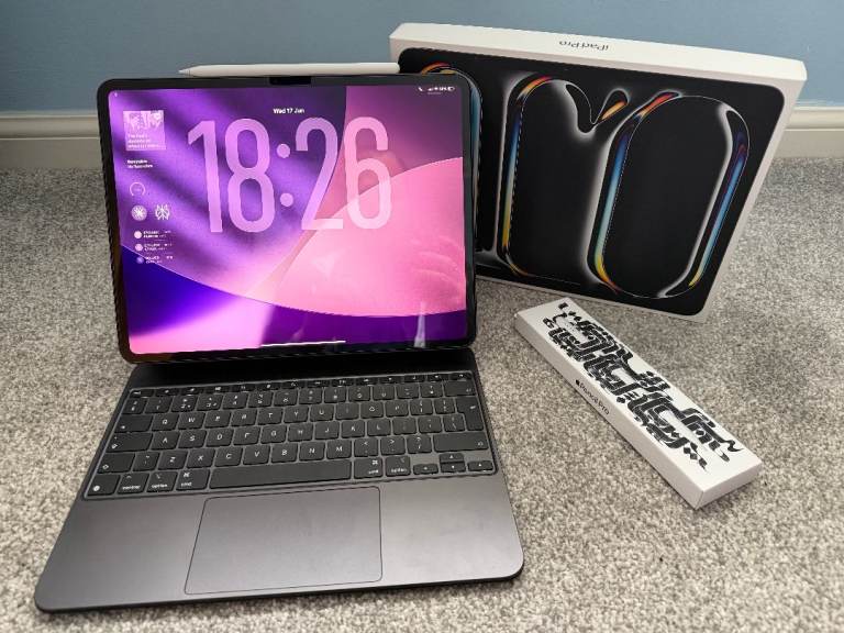 Like New! Apple iPad Pro 13 - M5 - 256GB Wifi + Cellular - Magic Keyboard - Pencil Pro! 10 cycles!