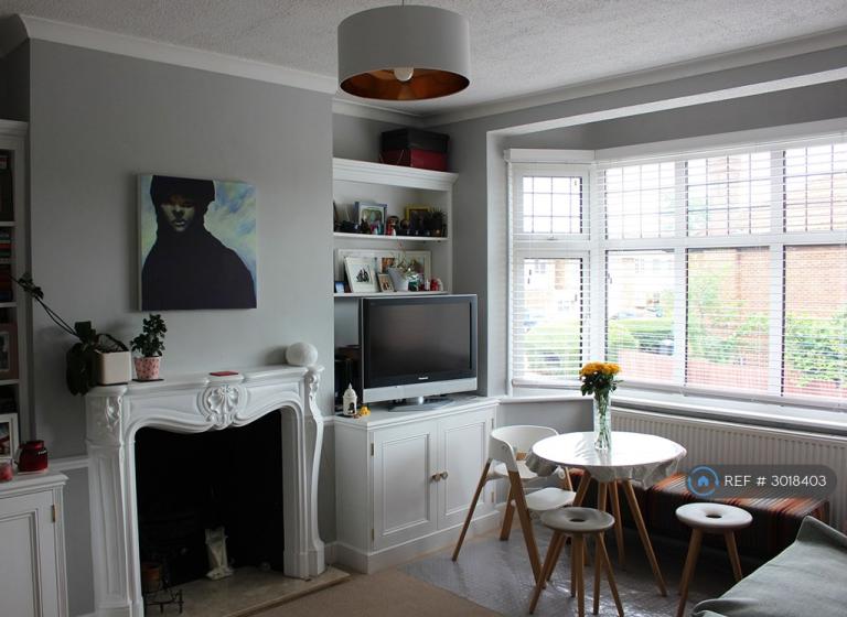 3 bedroom flat in Porch Way, London, N20 (3 bed) (#3018403)