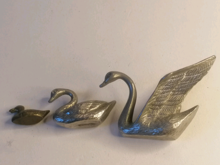 3x miniature family swan 