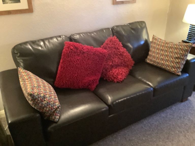 BROWN LEATHER 3 SEATER SETTEE / DOUBLE BED