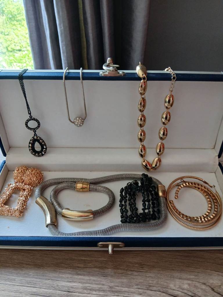 Selection of Fashion Jewellery – Necklaces, Bracelets, Earrings