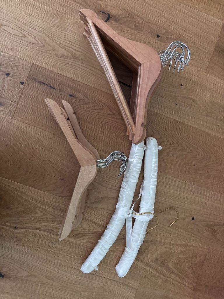 Children’s coat hangers x 24