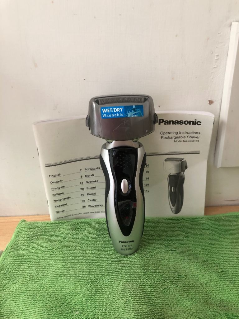 PANASONIC WET & DRY RECHARGEABLE SHAVER. MODEL NO. ES8101