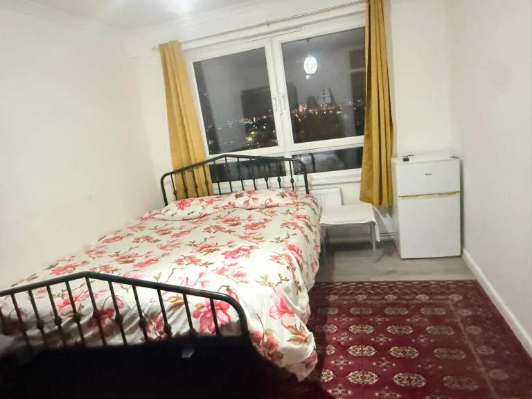 1 Large Bedroom to share in two Bedroom Property