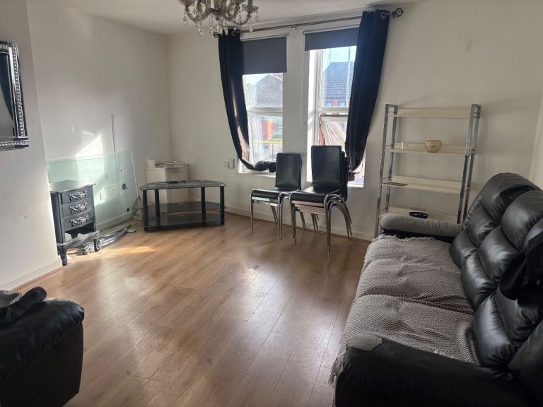 2 bedroom flat to rent / part furnished