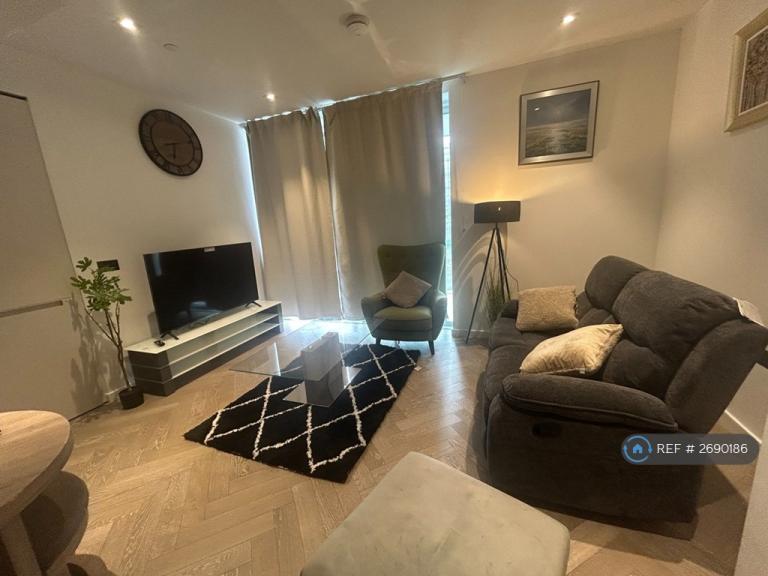 1 bedroom flat in Halliday House, London, SW11 (1 bed) (#2690186)