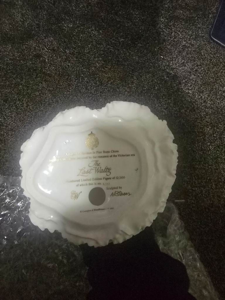 Stunning porcelain ornament 