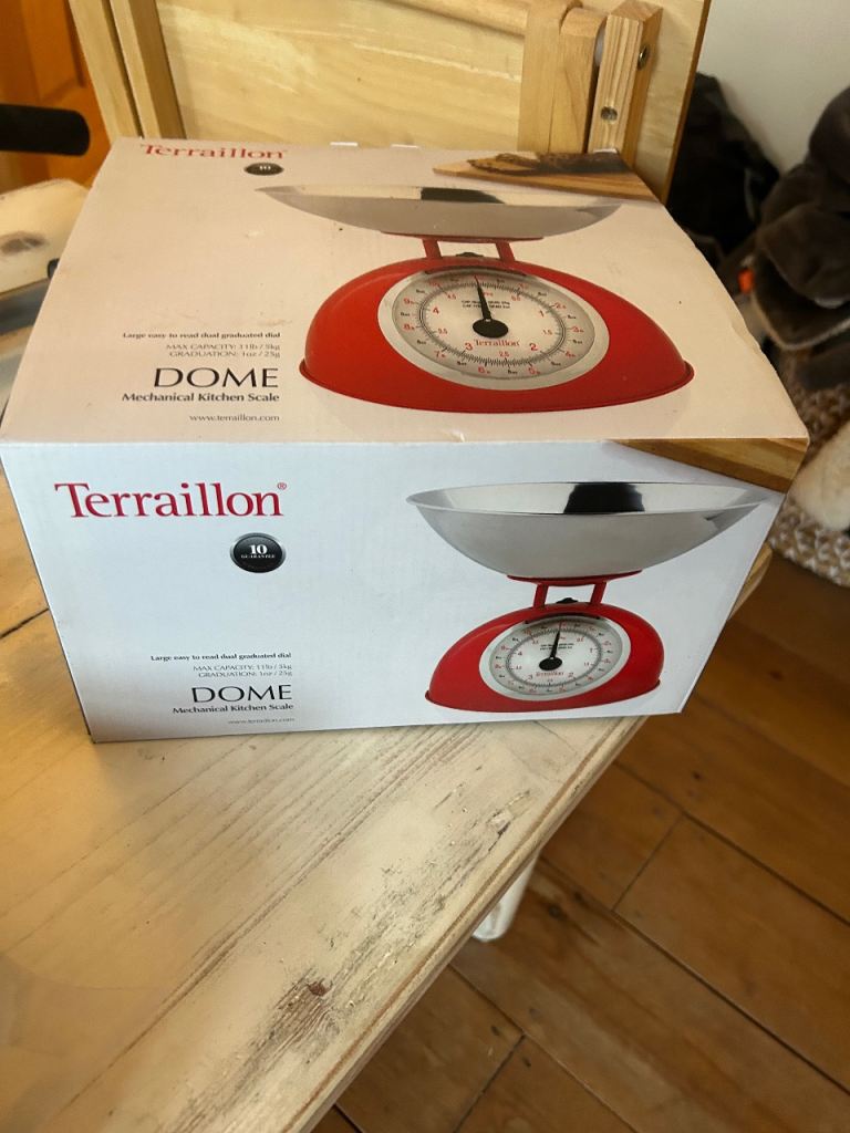 Red kitchen scales 