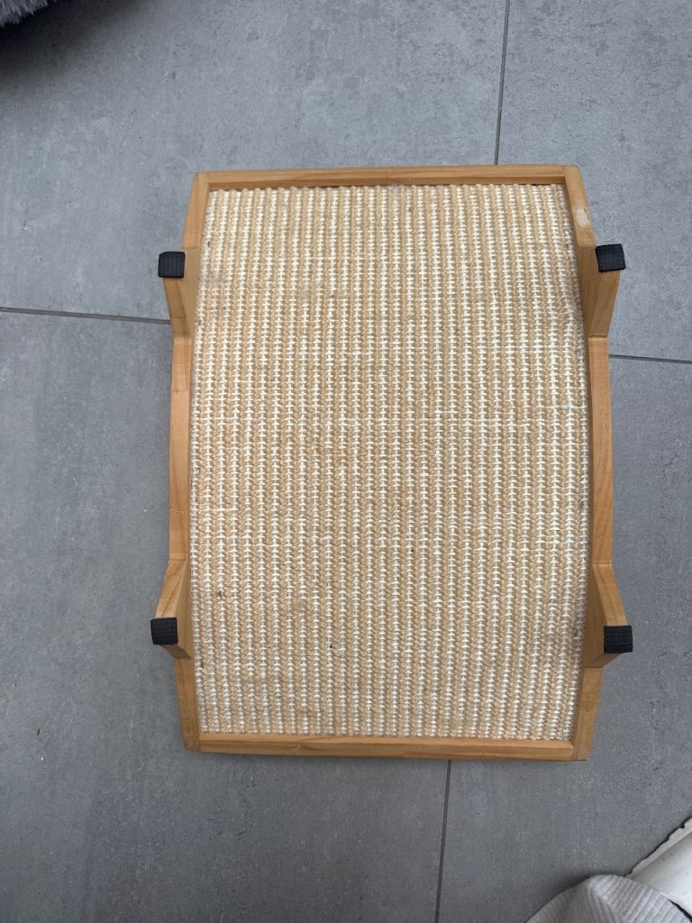Cat horizontal scratching post. 
