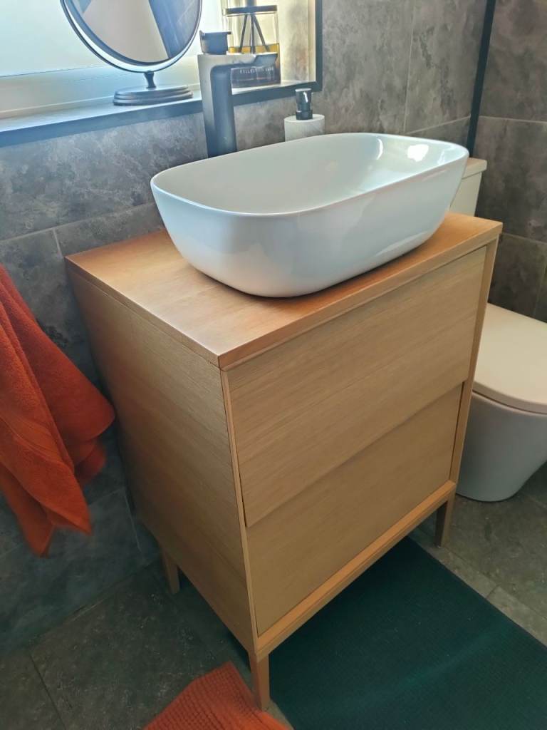 Bathroom vanity unit 