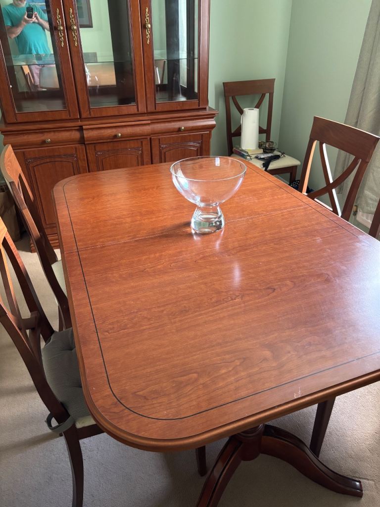 Extendable Dining Table with 8  Chairs – Good Condition