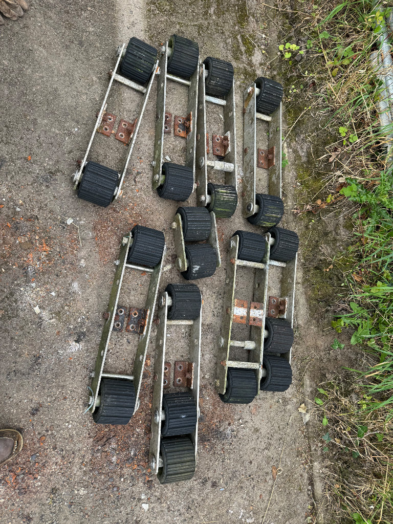 Indispension  bogey wheels for a rollercoaster trailer 
