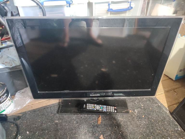 Samsung 32" TV - remote control and power cable - used but working fine