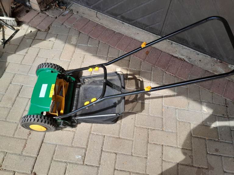 Manual Push Lawn Mower with Grass Collector – Good Condition