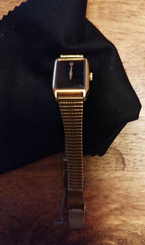 Vintage Seiko 2B20-5000 Ladies Watch Seiko Japan, with black face and Gold tone metal strap