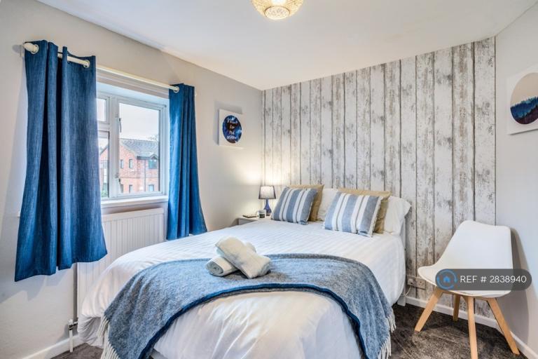 1 bedroom in Kings Road, Horley, RH6 (#2838940)