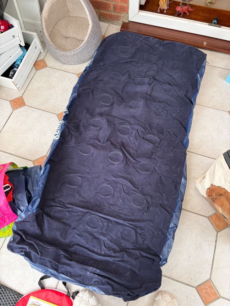 2 single air beds 