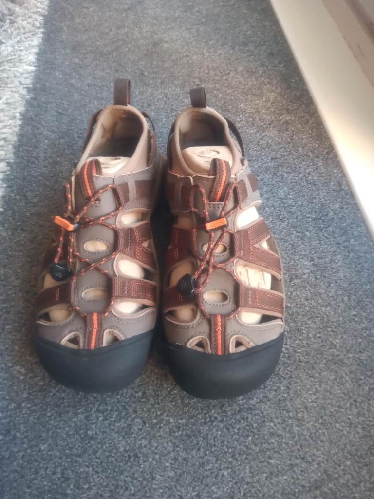KEEN SANDALS (OWYHEE) NEW size 7 (40.5 EU 26cm)